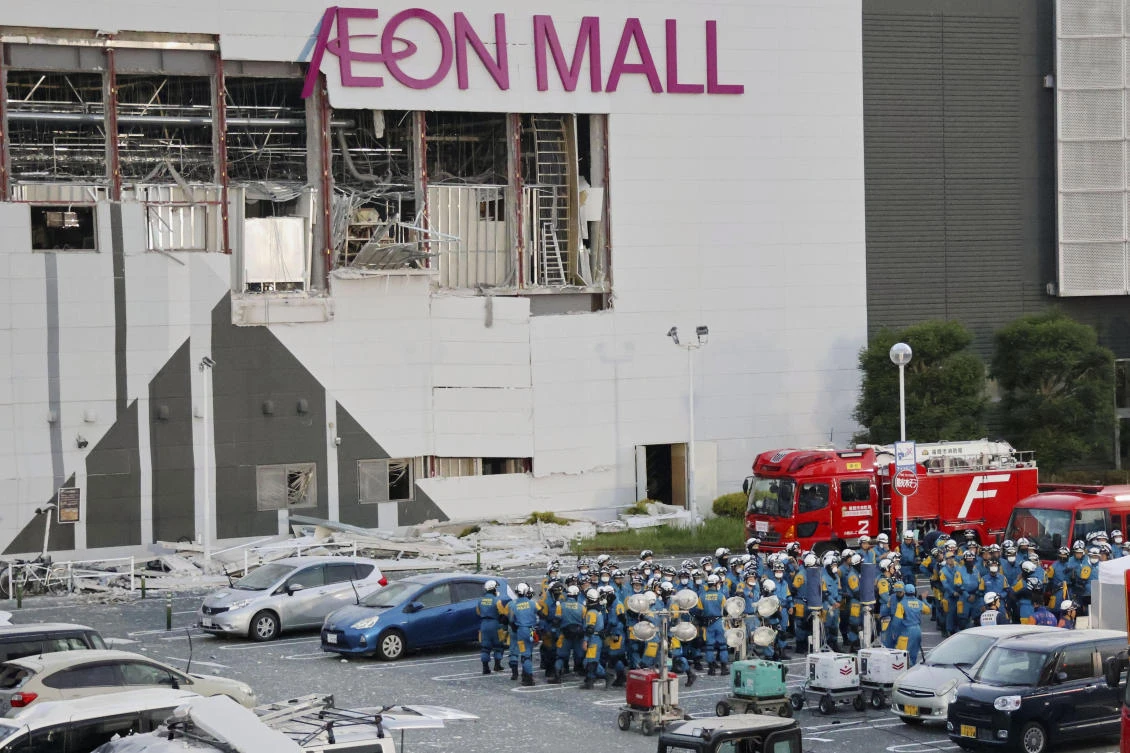 Sniffer dogs search mall wrecked after Japan quake