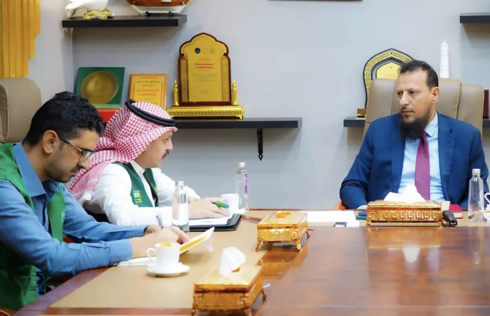 Aden governor meets with a Saudi program official. (Supplied/government media)