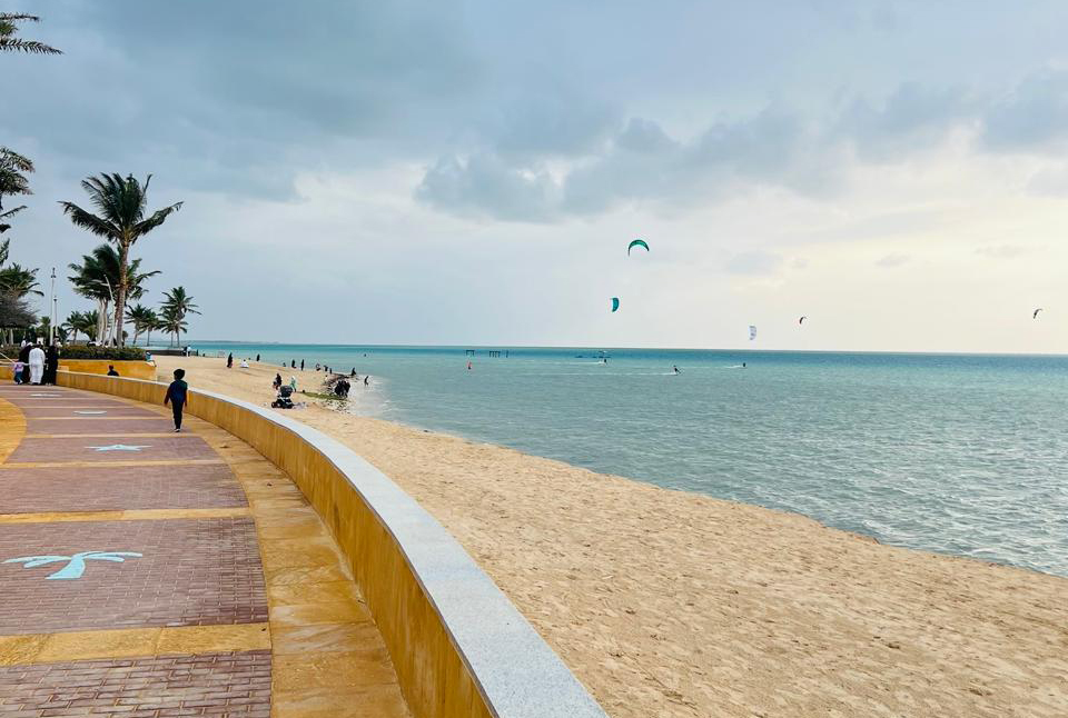 Several coastal destinations, including Jeddah, Thuwal, Yanbu, and Umluj, are seeing increased kitesurfing activity. (AN photo)