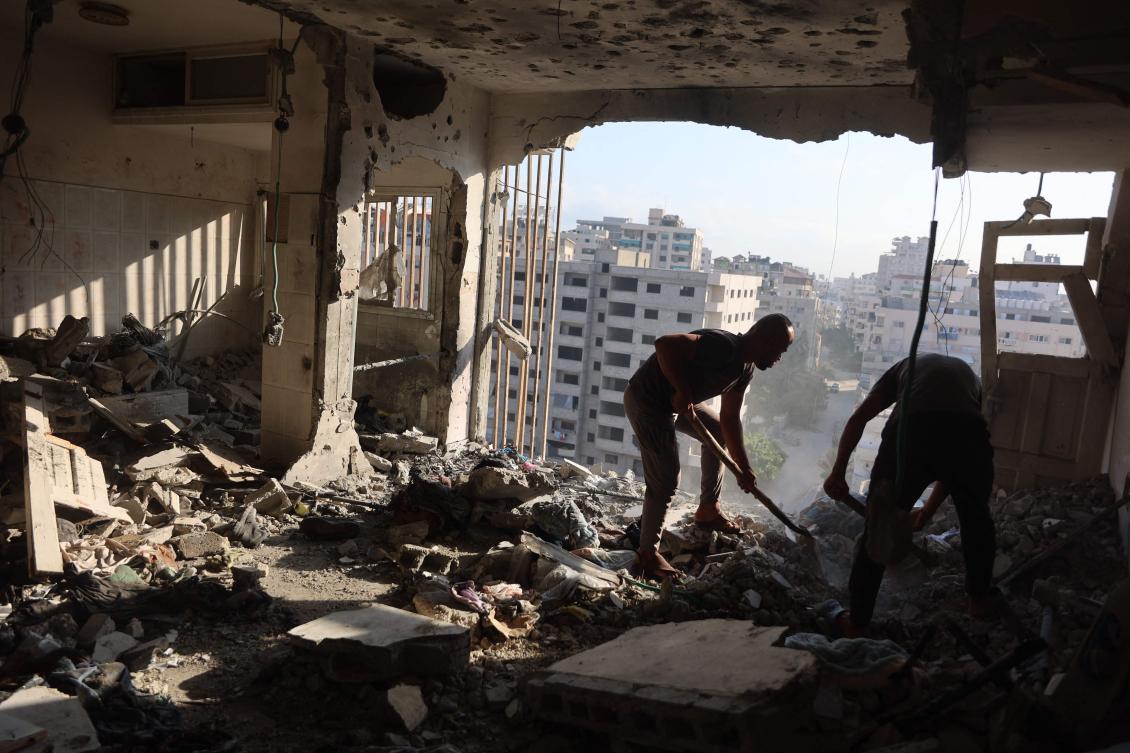 Palestinian residential salvage what they can from an apartment targeted in overnight Israeli airstrikes in Gaza City on August 2, 2026. (AFP photo)