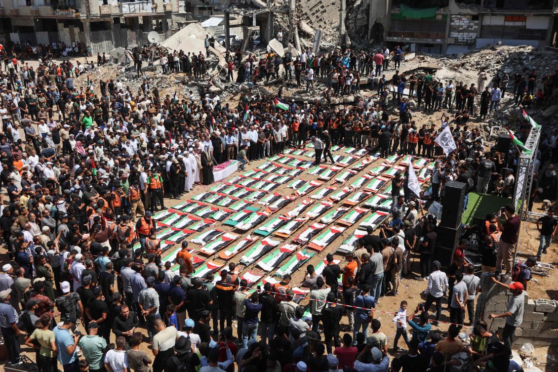 Palestinian mourners attend funeral of members of the Abu Sharia and Al-Hasayna families, whose remains were recently recovered. (AFP photo)