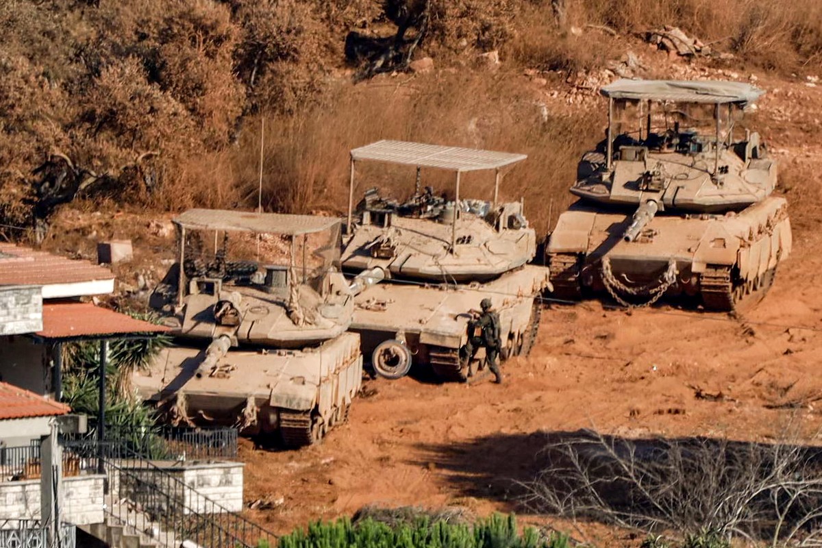 Israeli battle tanks deploy in the village of Zawtar al-Sharqiyah (Eastern Zawtar) in southern Lebanon as pictured from the nearby village of Zawtar al-Gharbiyah (Western Zawtar) on August 2, 2026. (File/AFP)
