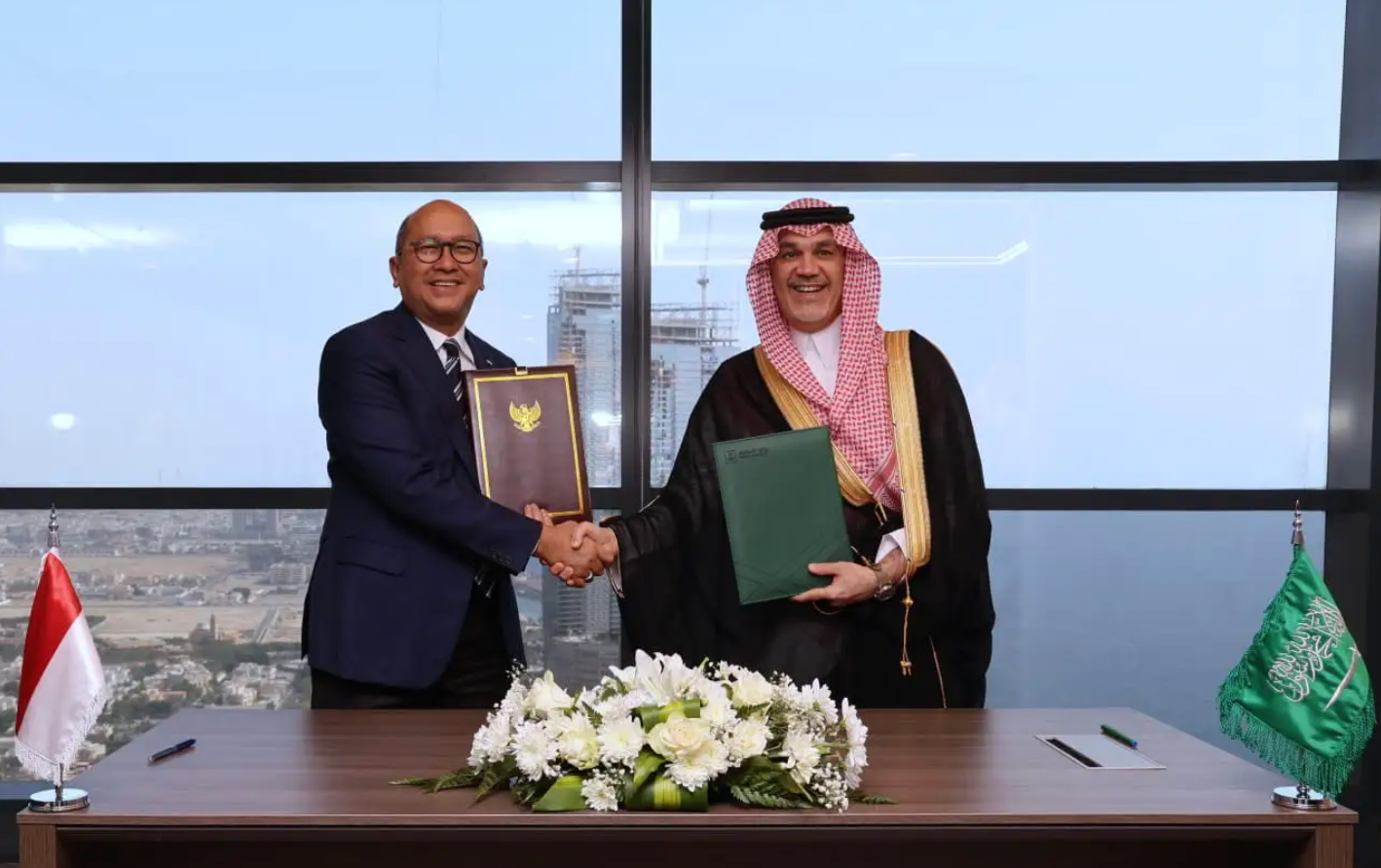 Indonesia’s Minister of Investment and Downstreaming Industries Rosan P. Roeslani shakes hands with the Saudi Minister of Investment Fahad bin Abduljalil Al-Saif in Jeddah on Aug. 4. Photo/Supplied