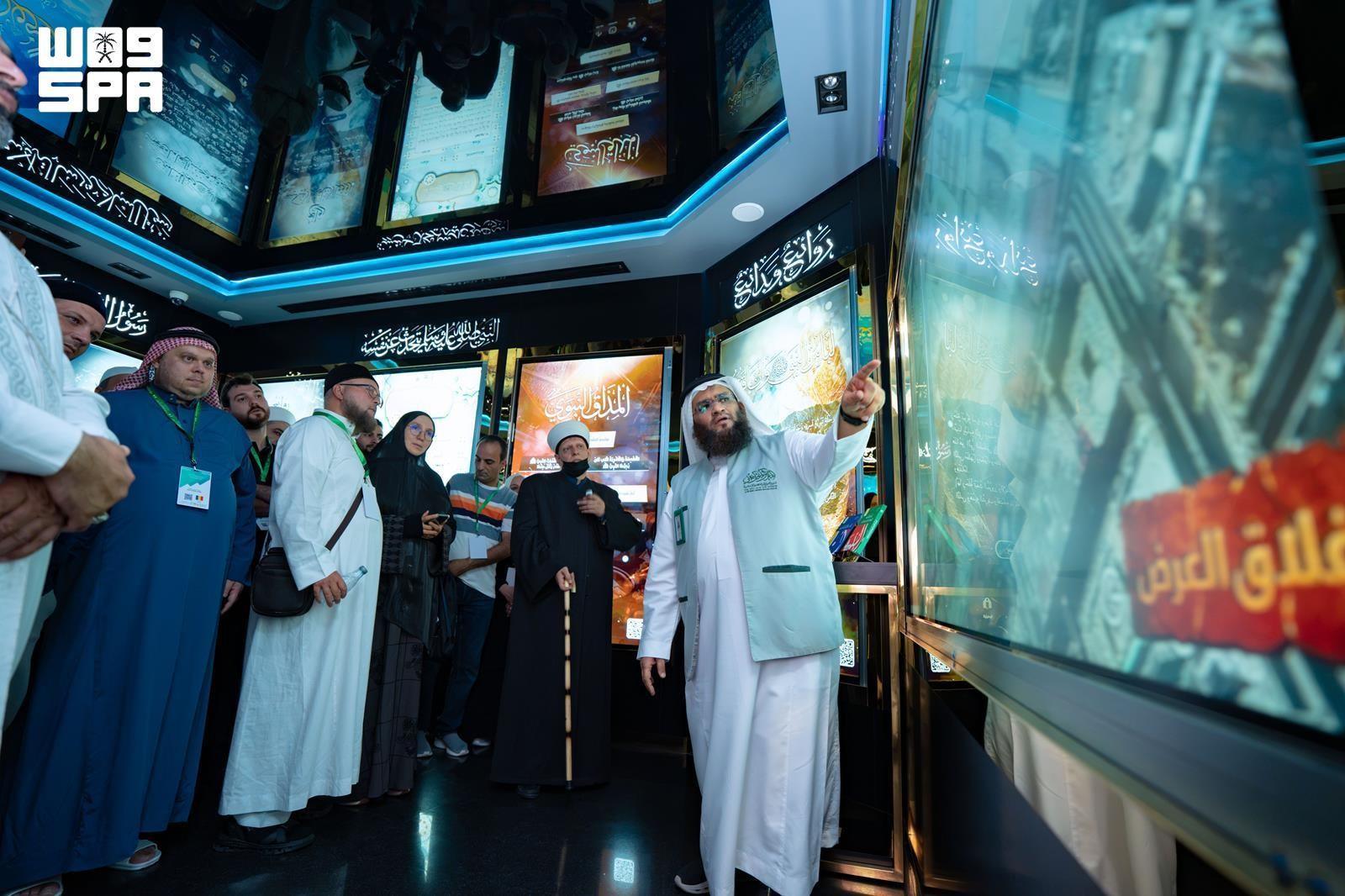 The guests toured the museum’s pavilions showcasing the lives of the prophets, the biography and character of Prophet Muhammad, historical relics, and the history of Makkah and Madinah. (SPA)