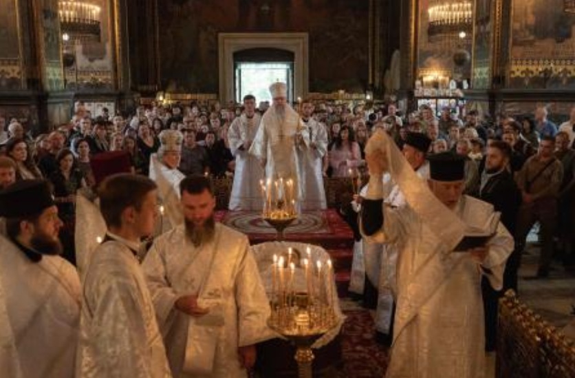 Metropolitan Epiphanius (C), head of the Orthodox Church of Ukraine, conducts the funeral service for late Oleksiy Yukov, head of the Ukrainian Platsdarm search unit, at St. Volodymyr’s Cathedral in Kyiv on Aug. 8, 2026(. AFP)