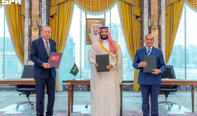 Turkish President Erdogan, Crown Prince Mohammed bin Salman, Pakistan's PM Sharif at the signing. (SPA)