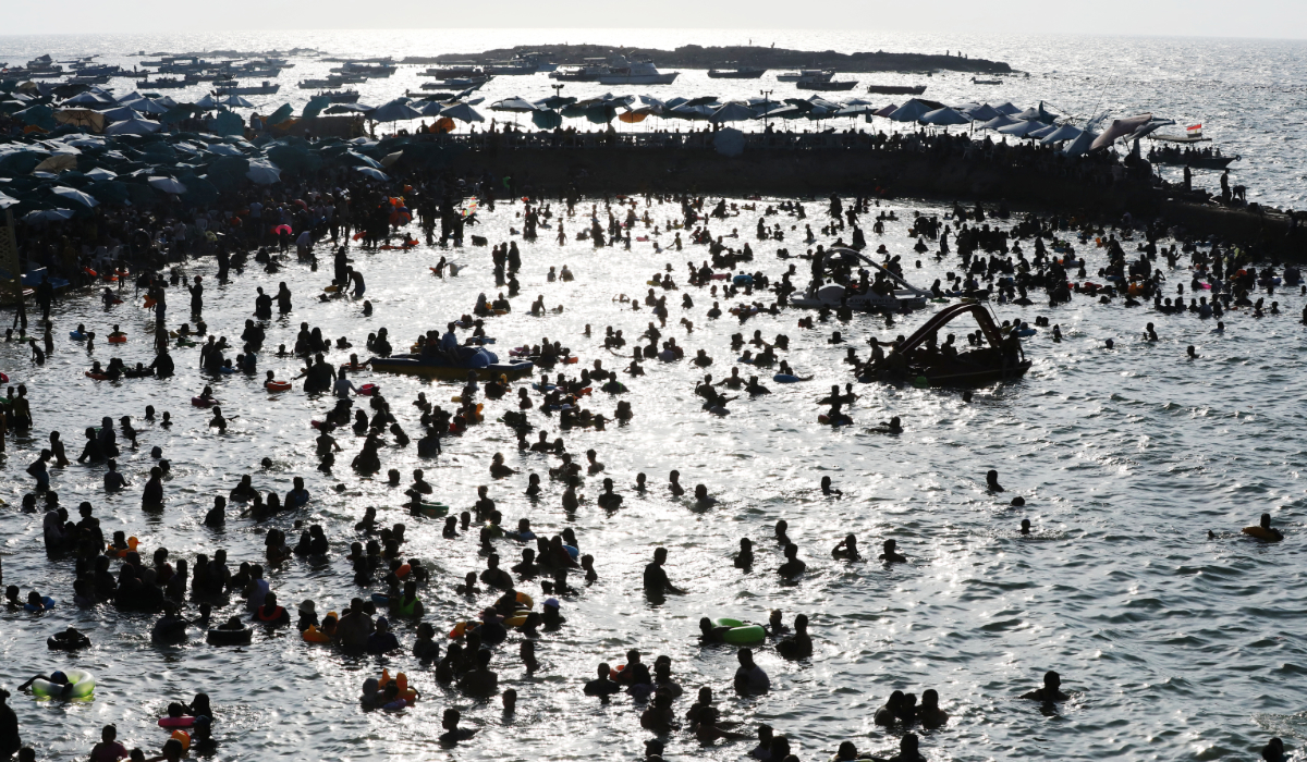 Beachgoers crowd a beach in Egypt's Mediterranean city of Alexandria. (AFP file photo)