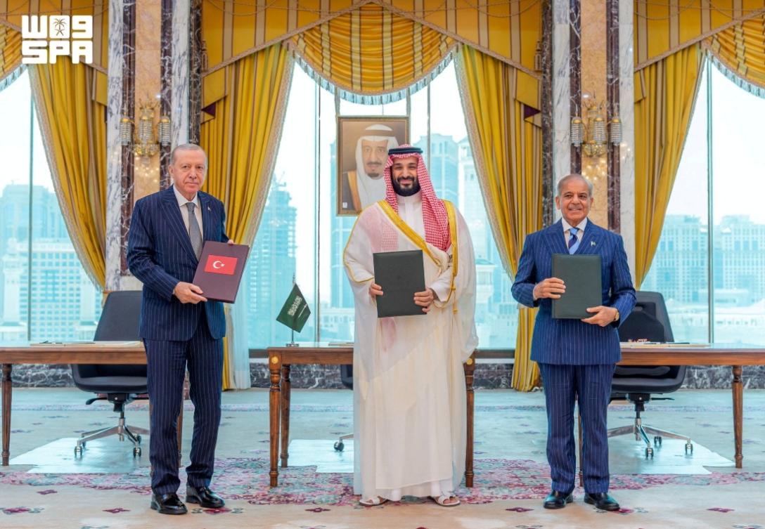 Turkish President Tayyip Erdogan, Saudi Crown Prince Mohammed bin Salman, and Pakistan’s Prime Minister Shehbaz Sharif pose after signing a joint defense agreement in Makkah,Saudi Arabia, August 7, 2026. (Saudi Press Agency/Handout via REUTERS)