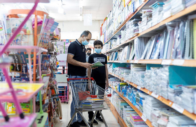 Traditional stores are still the No. 1 choice of students looking for pencils, notebooks, book covers and colors. (SPA)