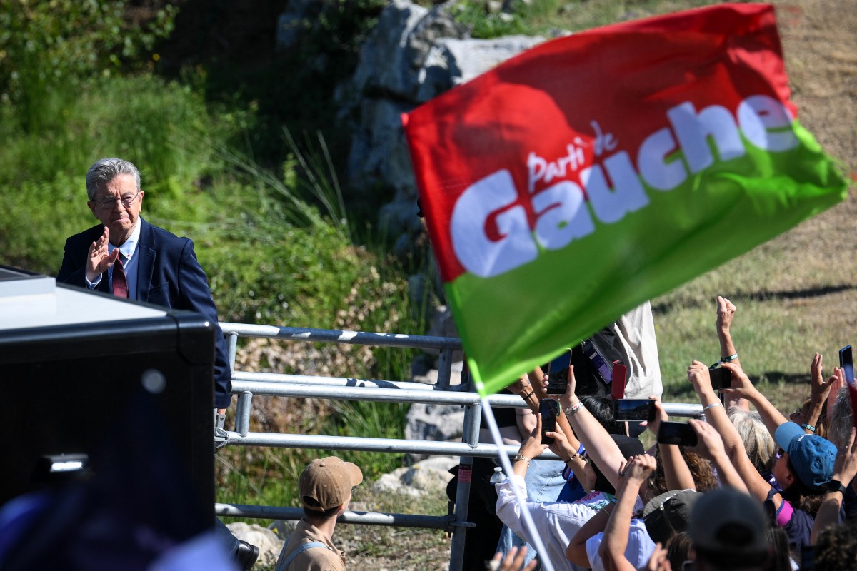 French left-wing party La France Insoumise (LFI) founder and presidential election candidate Jean-Luc Melenchon (L) arrives to deliver a speech in Chateauneuf-sur-Isere, southeastern France, Aug. 23, 2026. (AFP)