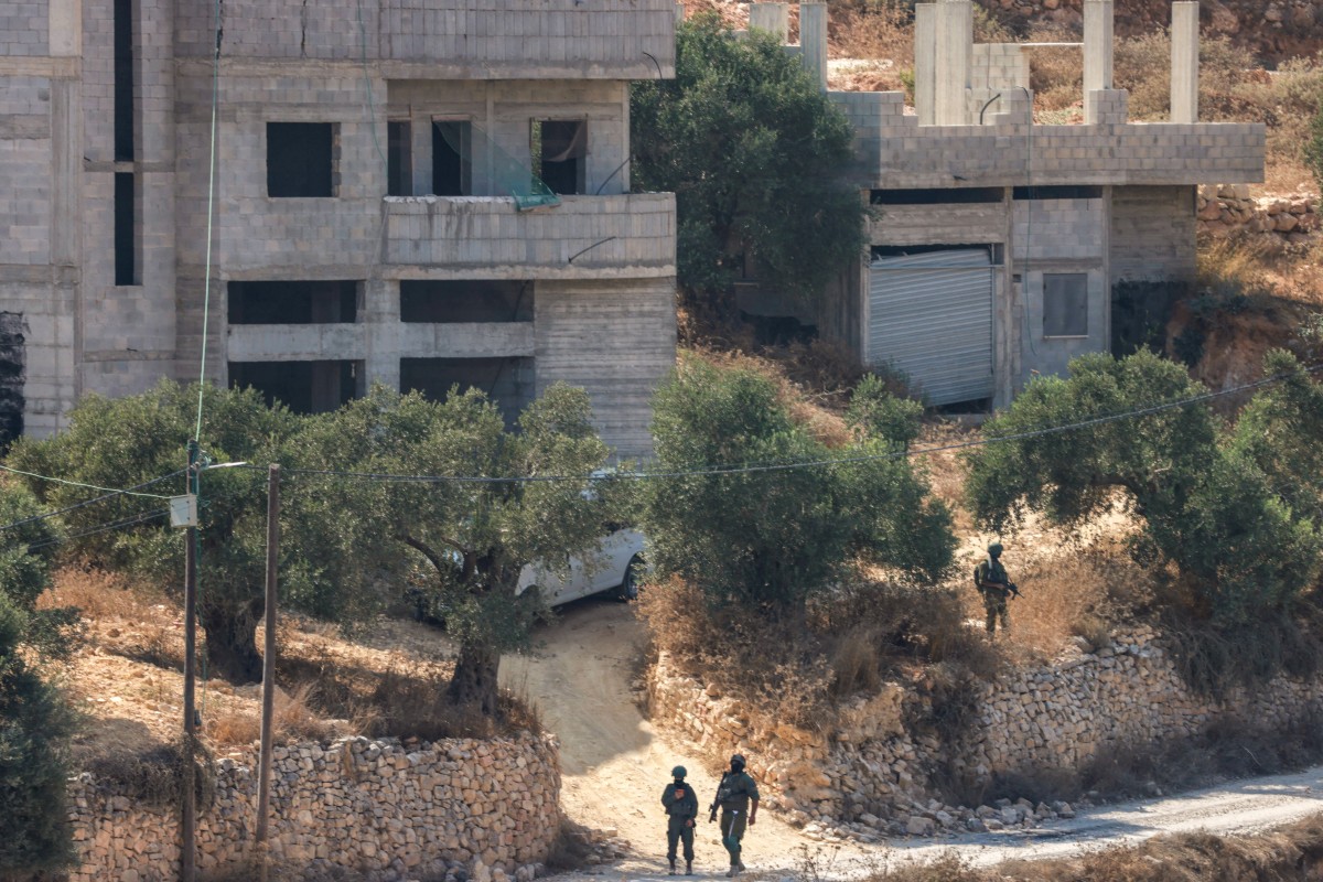 American news crew attacked by masked Israeli settlers in West Bank