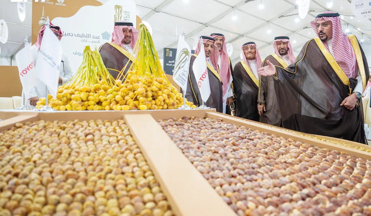 Qassim governor reviews Buraidah date auctions