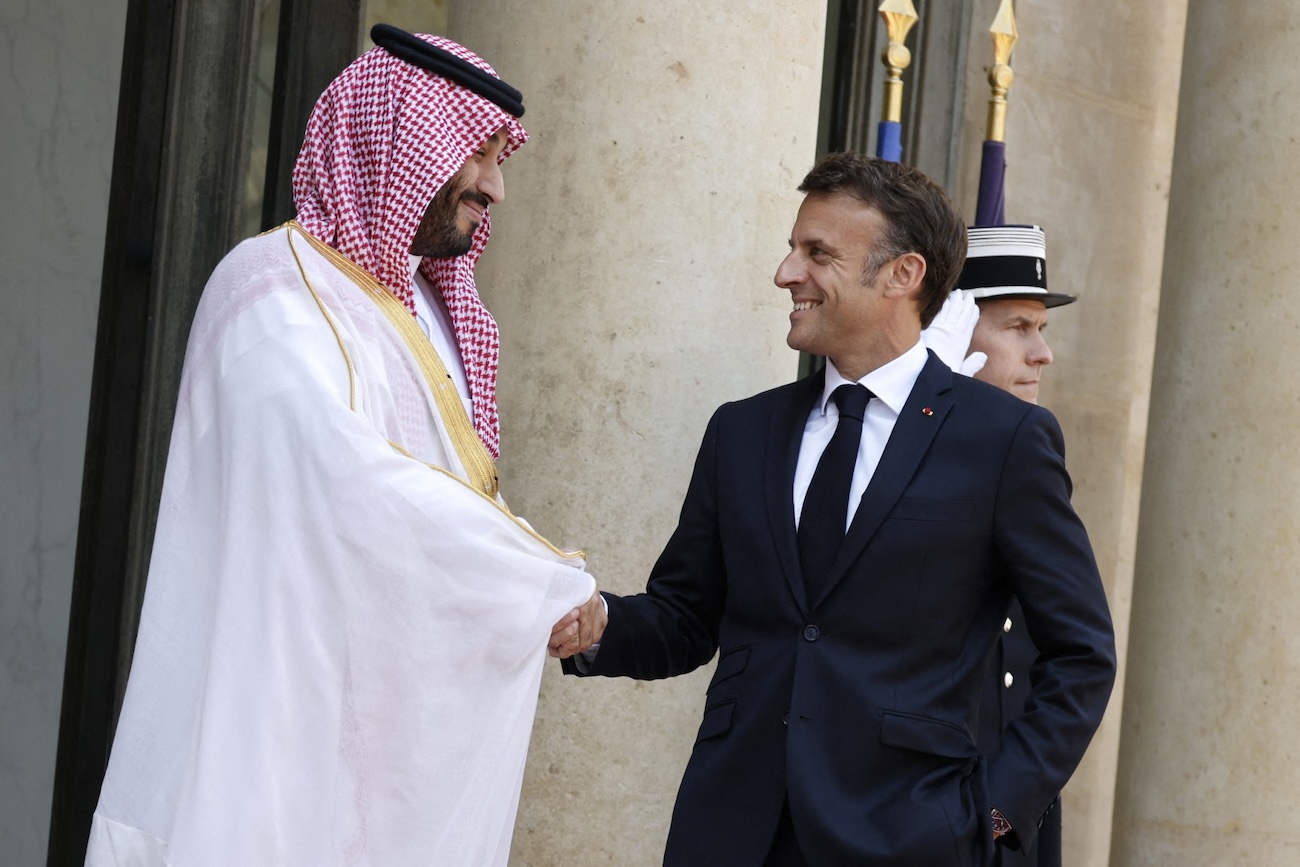 France’s President Emmanuel Macron greets Saudi Crown Prince Mohammed bin Salman at presidential Elysee Palace. (File/AFP)