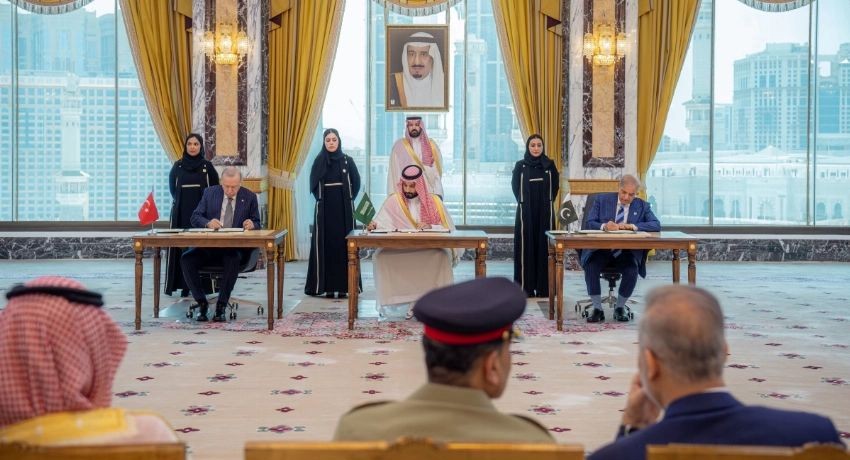 The Makkah Joint Defense Agreement is signed at Al-Safa Palace in Makkah, Saudi Arabia. (SPA)