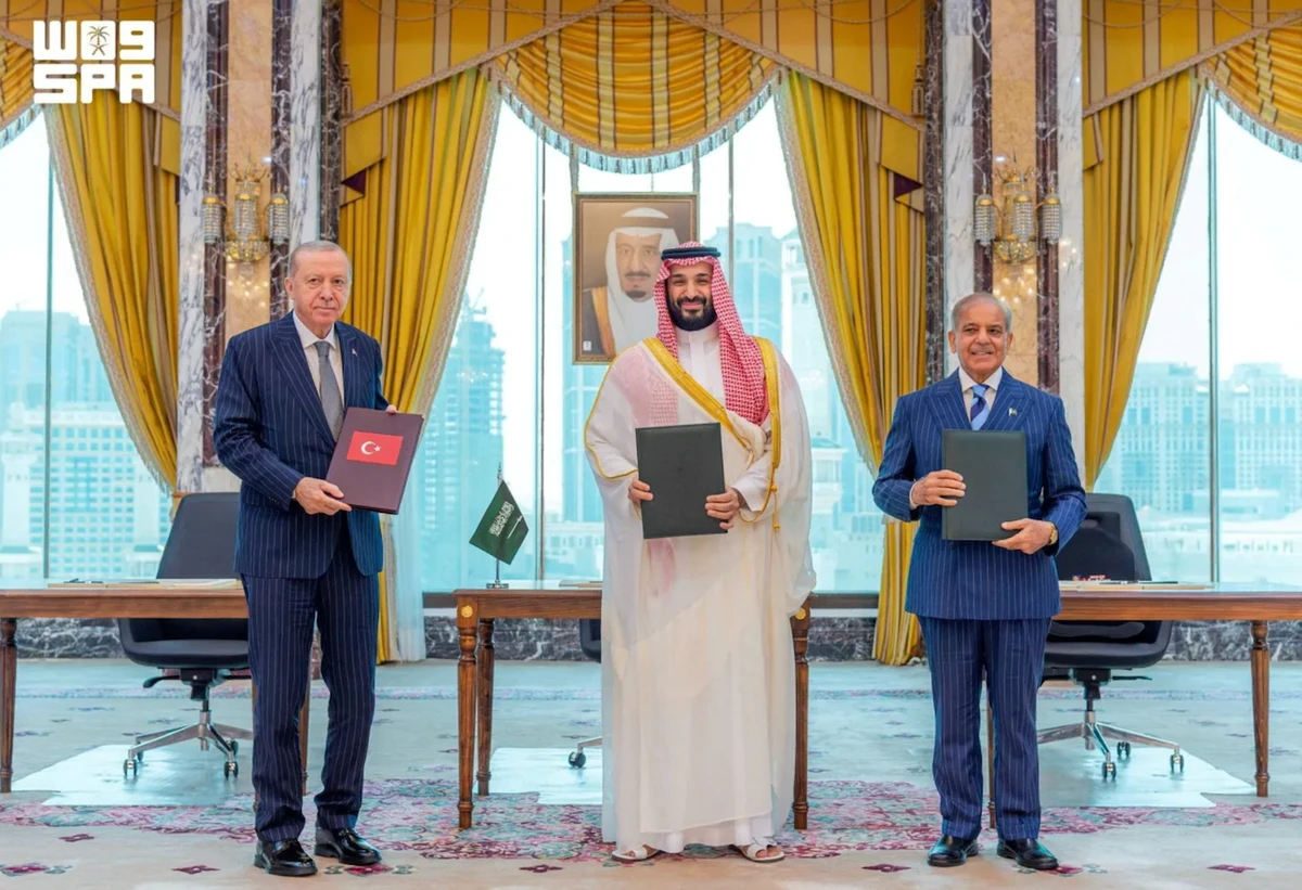 Turkish President Recep Tayyip Erdogan, Saudi Crown Prince Mohammed bin Salman, and Pakistani Prime Minister Shehbaz Sharif pose after signing the joint defense agreement in Makkah on August 7, 2026. (SPA)