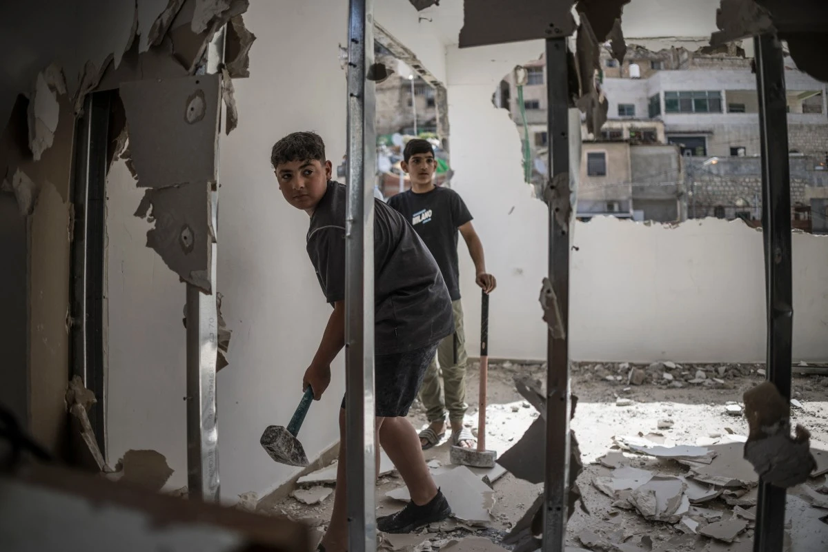 Israeli regime forces Palestinian family to tear down East Jerusalem home