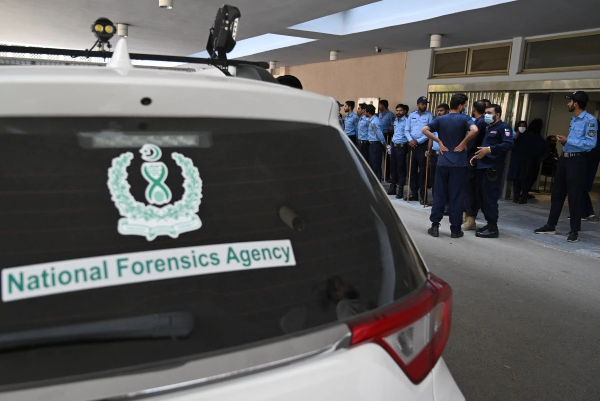 Security personnel stand near a parked National Forensics Agency vehicle following a fire at the Mother and Child Health ward at the Pakistan Institute of Medical Sciences Hospital in Islamabad, Aug. 26, 2026. (AFP)