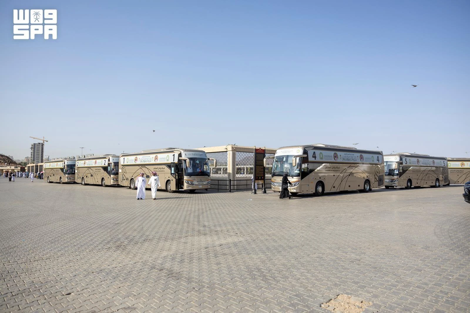 A group of 250 Umrah pilgrims visited the Uhud Martyrs’ Cemetery, Mount Uhud and Quba Mosque as part of a cultural program in Madinah. (SPA)