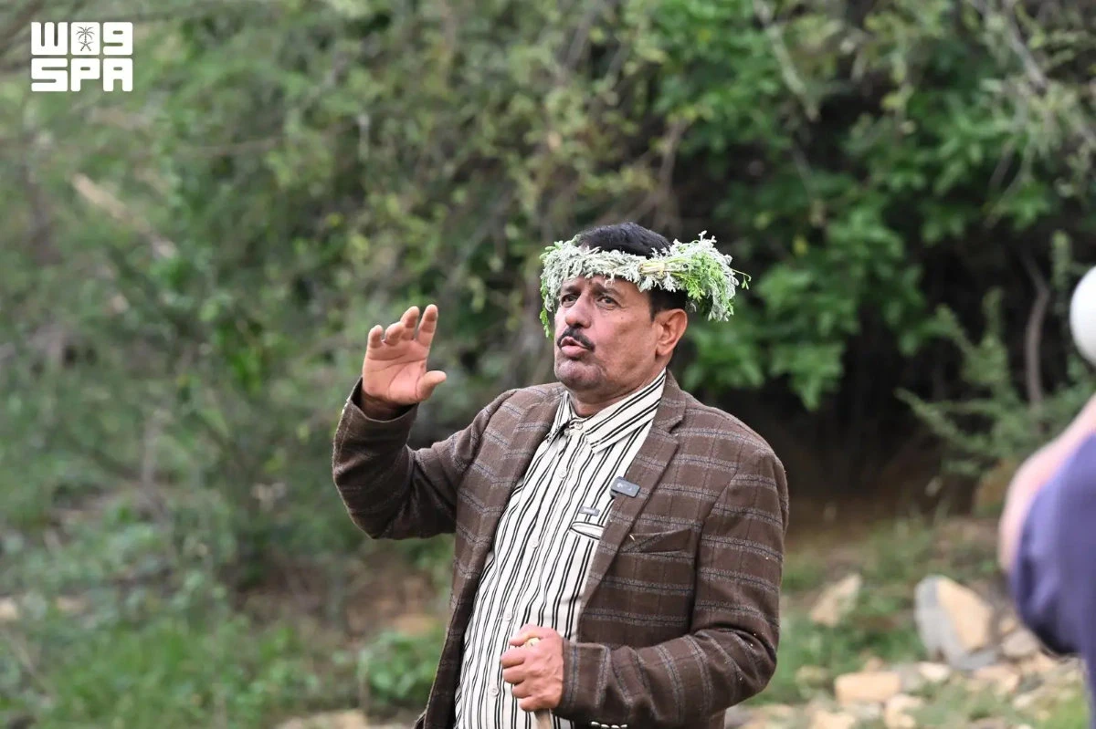 In the rocky gorges of Balghazi within Jazan’s governorate of Al-Aidabi, folk heritage advocate Mohammed Al-Ghazwani continues to practice and document the ancient oral tradition known locally as “tarwi’at al-ra’i” to guide cattle. (SPA)