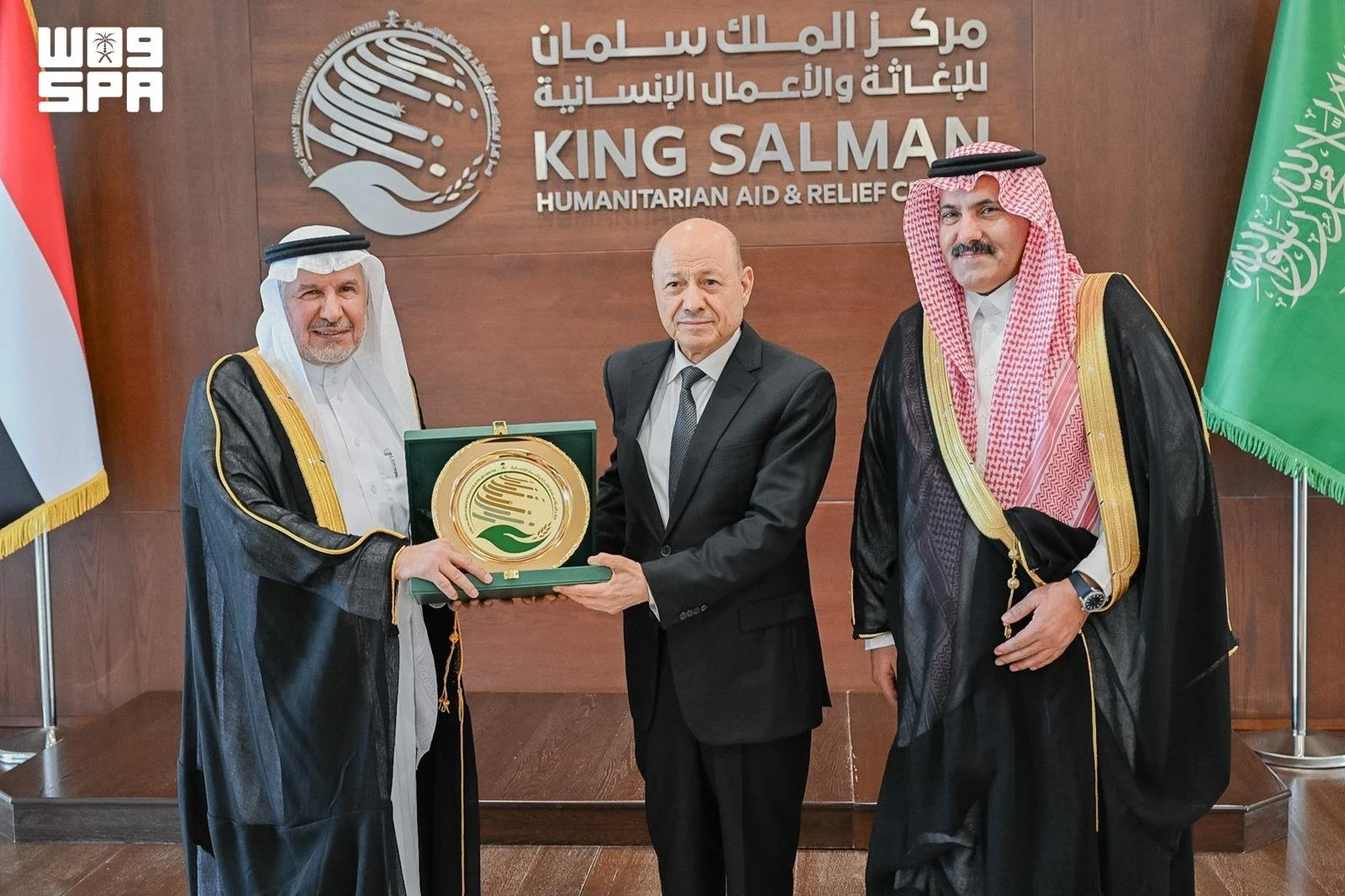Rashad Al-Alimi, chairman of Yemen’s Presidential Leadership Council, was received by Abdullah Al-Rabeeah, KSrelief supervisor general, at the aid agency's headquarters in Riyadh. (SPA)