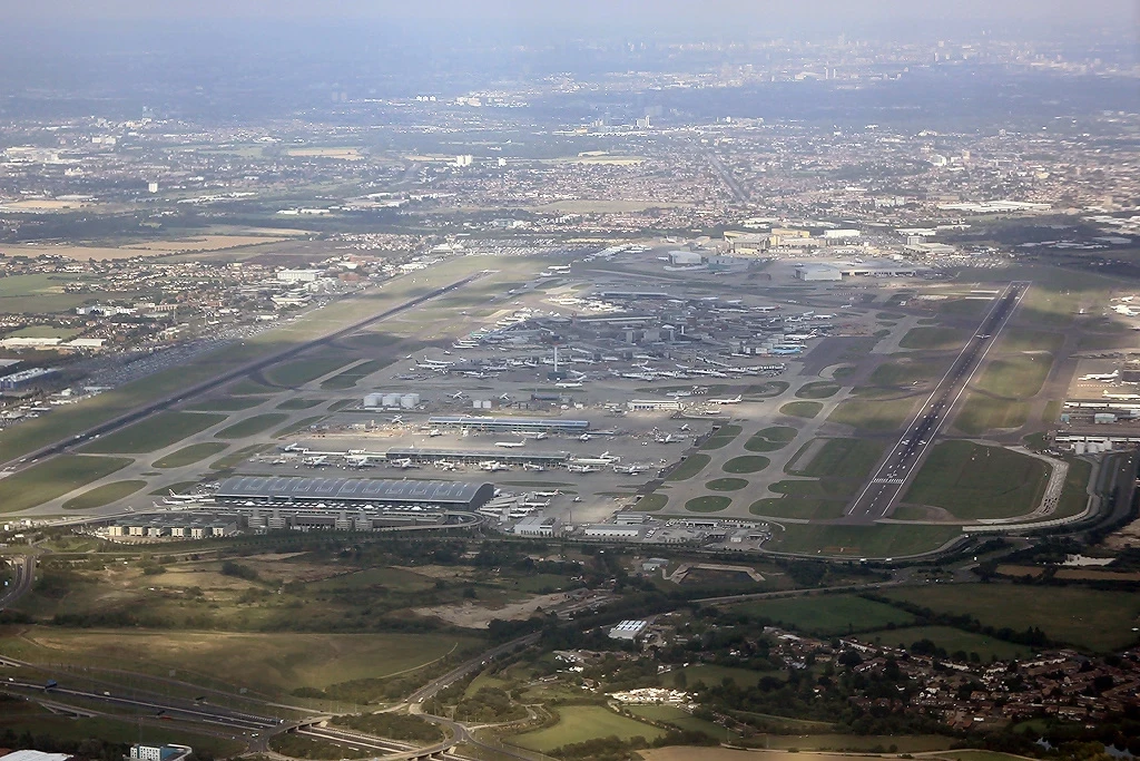 Nearly 1,100 flights cancelled after UK air traffic control glitch