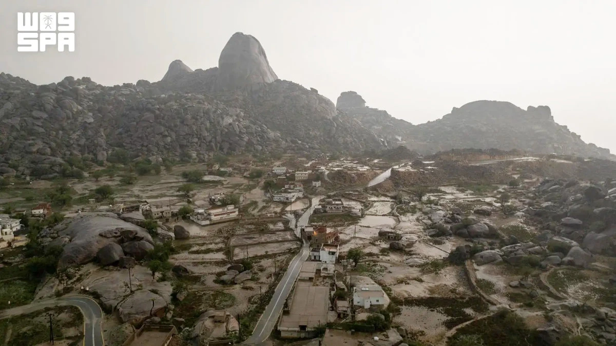 Clouds embrace Al-Baha’s Shada Al-Asfal mountain 