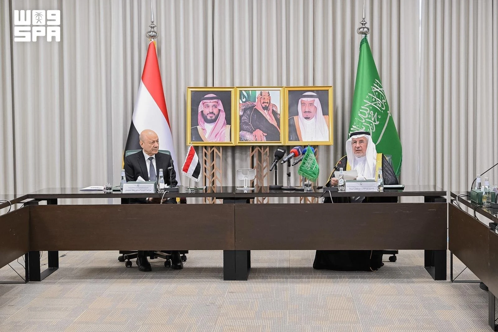 Rashad Al-Alimi, chairman of Yemen’s Presidential Leadership Council, was received by Abdullah Al-Rabeeah, KSrelief supervisor general, at the aid agency's headquarters in Riyadh. (SPA)