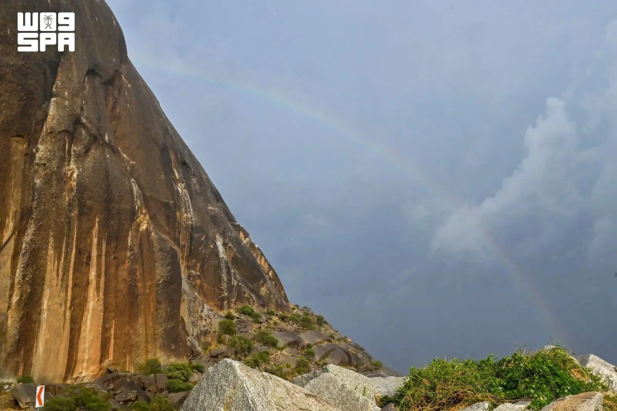 Clouds embrace Al-Baha’s Shada Al-Asfal mountain 