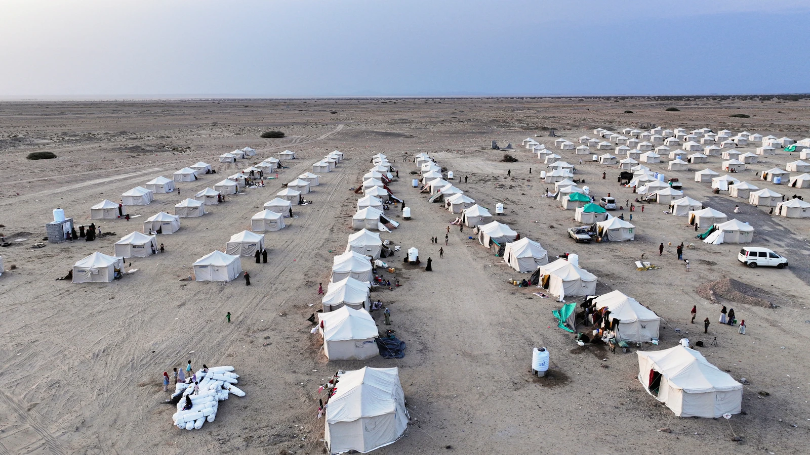 A drone view of a camp for internally displaced people, who fled fighting between the Houthis and government forces in Red Sea coastline areas, erected near Aden, Yemen, September 19, 2026. REUTERS/Stringer TPX IMAGES OF THE DAY