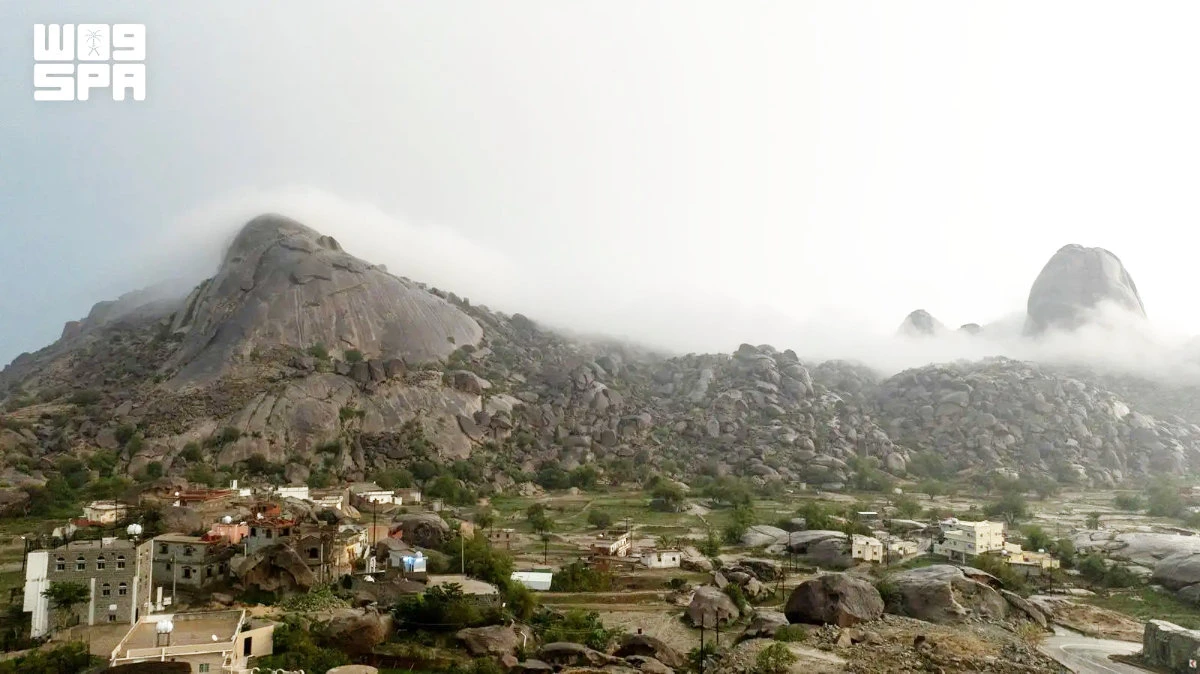 Clouds embrace Al-Baha’s Shada Al-Asfal mountain 
