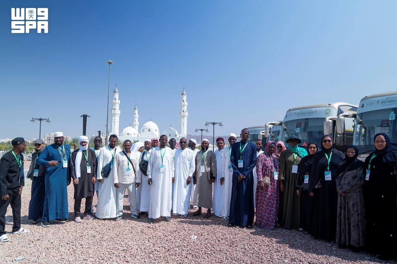 A group of 250 Umrah pilgrims visited the Uhud Martyrs’ Cemetery, Mount Uhud and Quba Mosque as part of a cultural program in Madinah. (SPA)