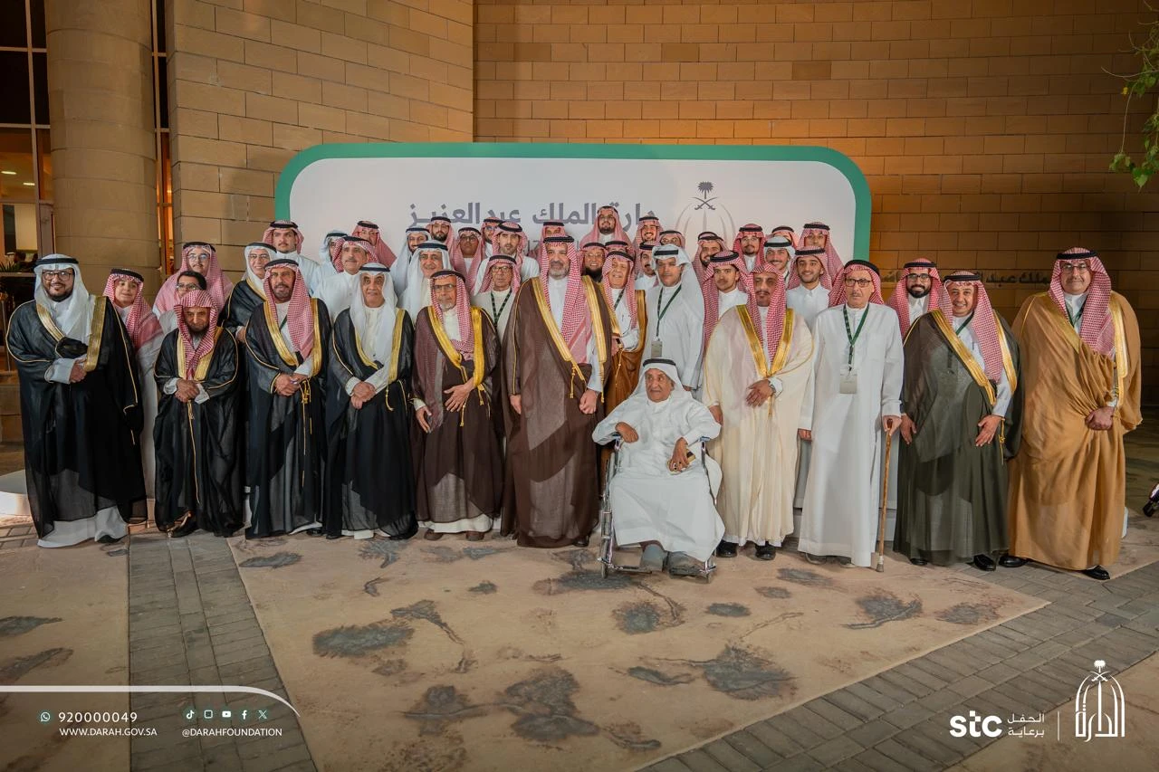 Prince Faisal bin Salman, the special advisor to King Salman and chairman of the board of directors of the King Abdulaziz Foundation (Darah) stands at the center among the children and grandchildren of the historian Othman bin Bishr.