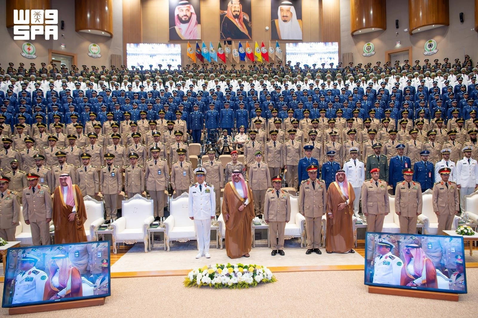 Prince Abdulrahman bin Mohammed bin Ayyaf, the Saudi Vice Minister of Defense, took a commemorative photo with students and officers at the King Abdulaziz Military Academy in Al-Uyaynah. (SPA)