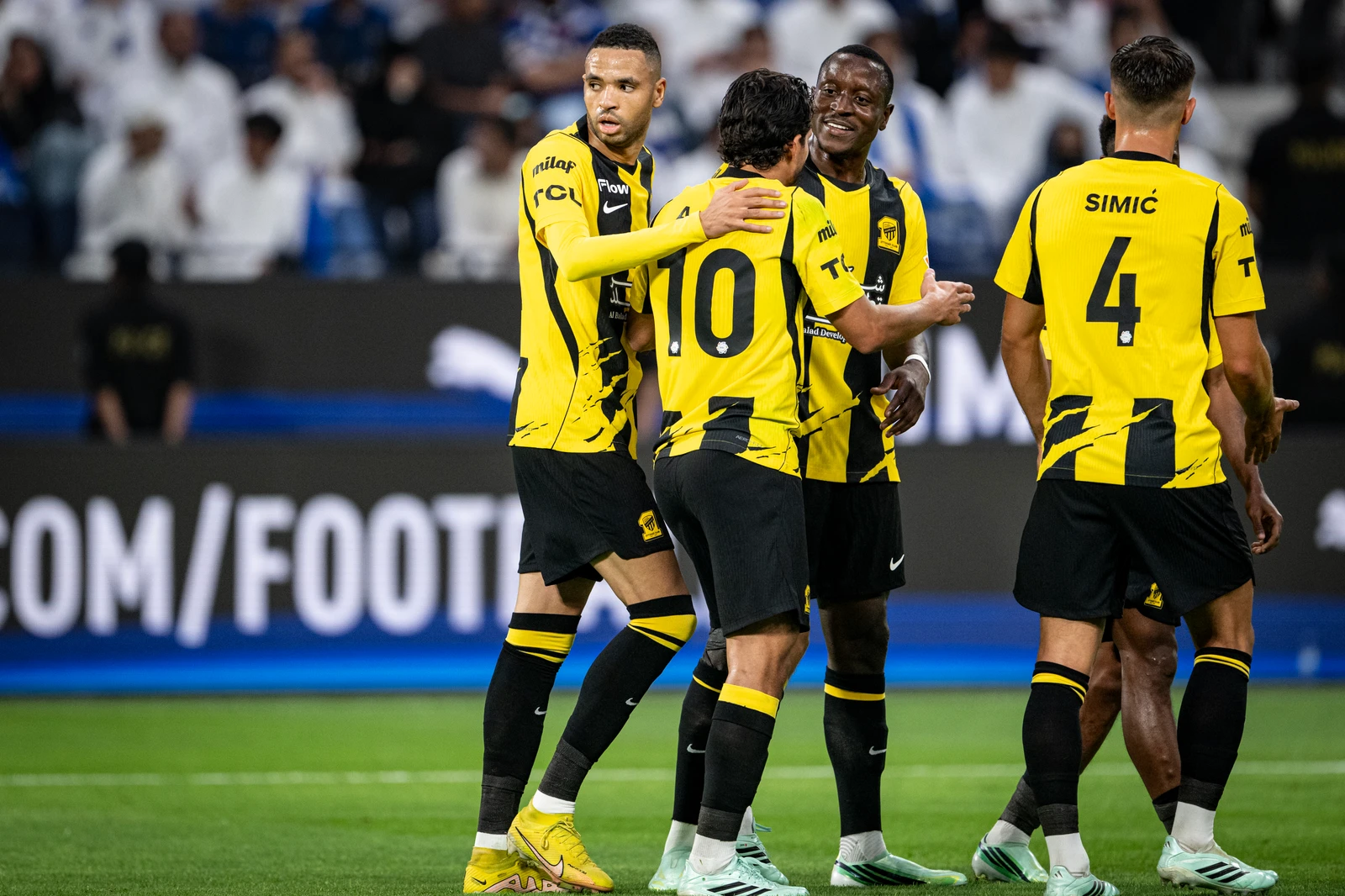 Youssef En-Nesyri celebrates with his teammates after Al-Ittihad's equalizer. (SPL)