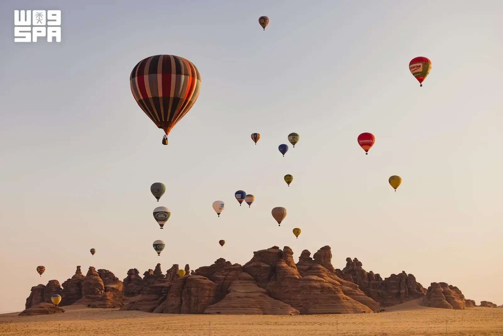 Hot-air balloons illuminate AlUla’s skies as the festival combines aerial and nighttime experiences.  (SPA)