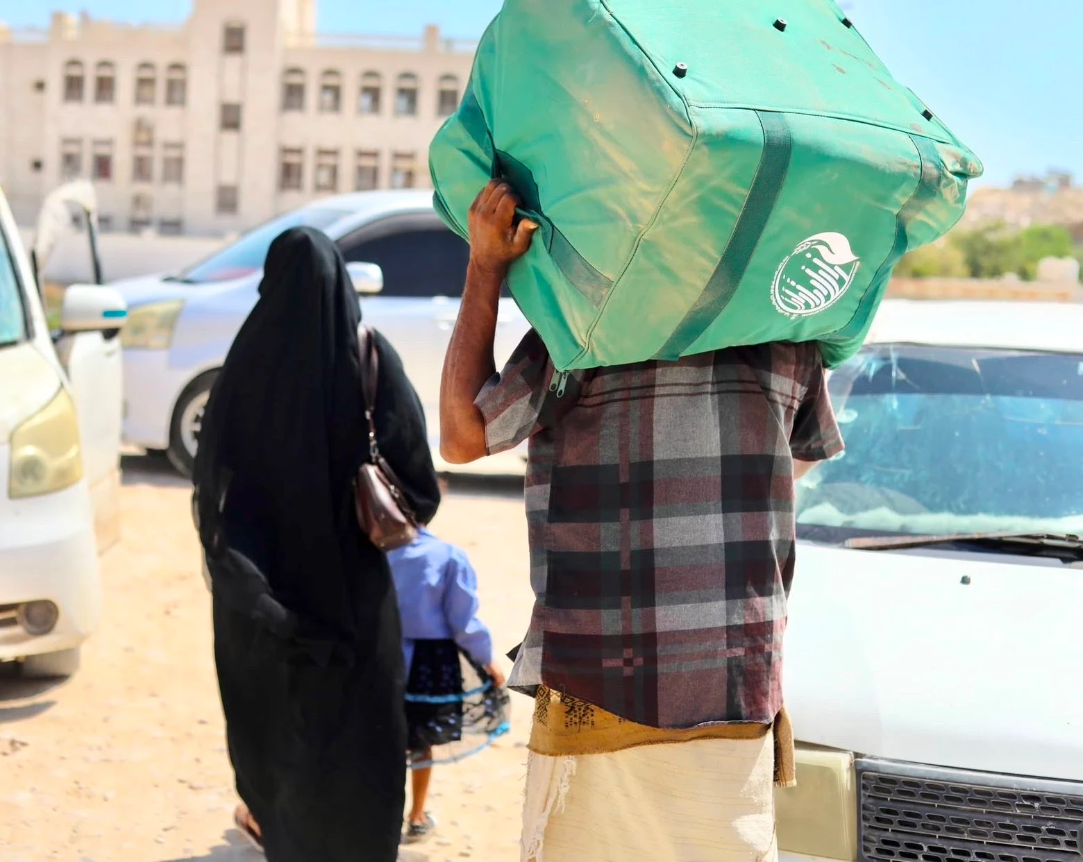 KSrelief distributes food aid in Yemen amid rising humanitarian needs. (X: @KSRelief)