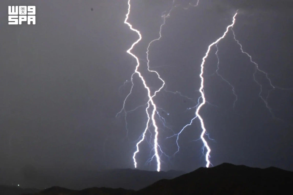Clouds embrace Al-Baha’s Shada Al-Asfal mountain 