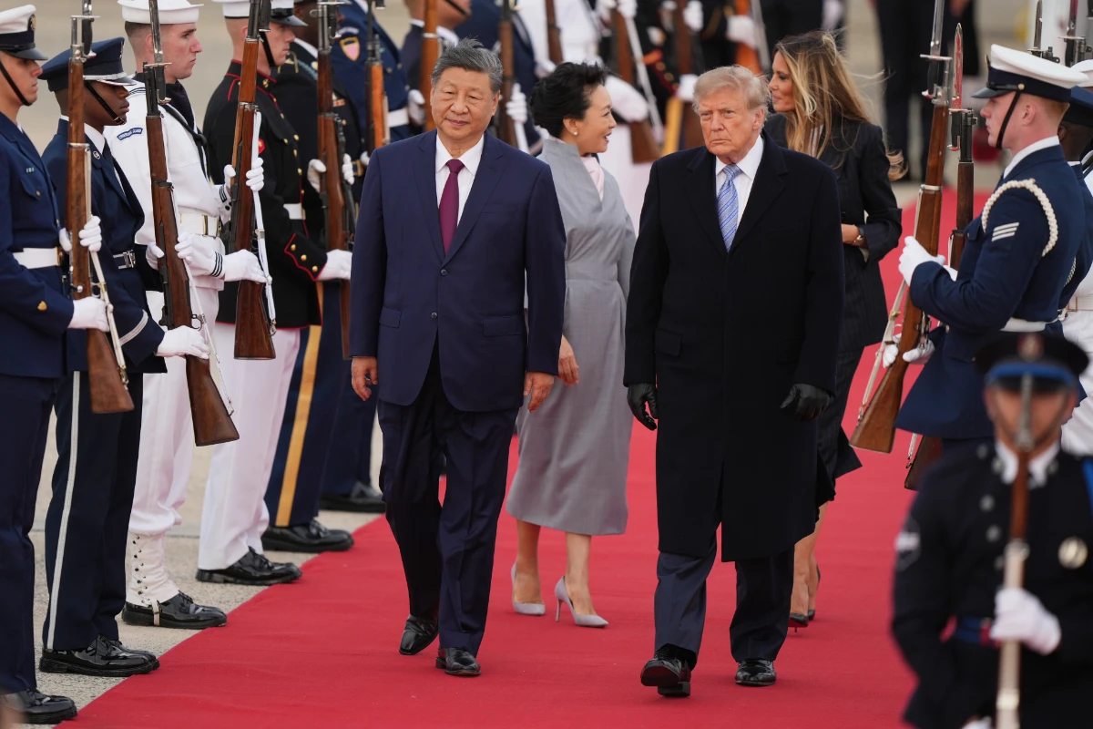 China’s President Xi arrives in Washington, kicking off his state visit with rare planeside welcome from Trump
