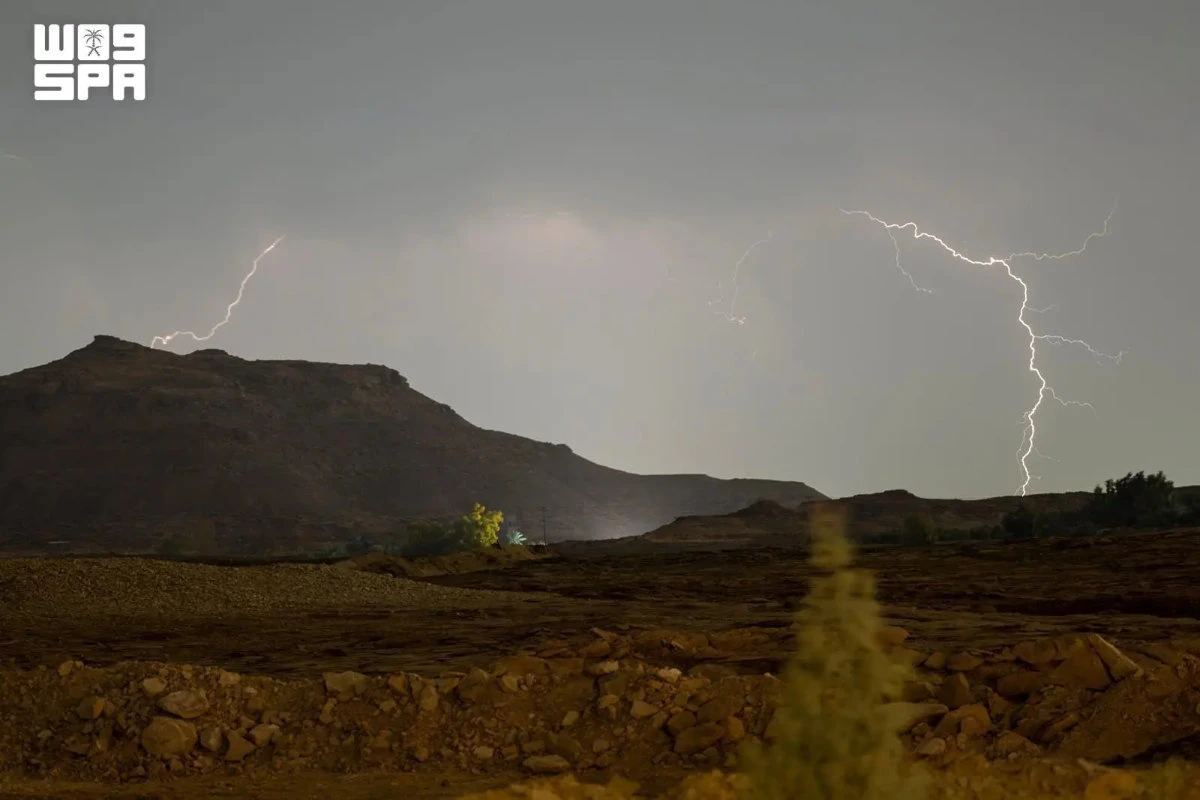Light rain fell Thursday evening in Sakaka, its suburbs and some administrative centers in Al-Jouf region. (SPA photo)