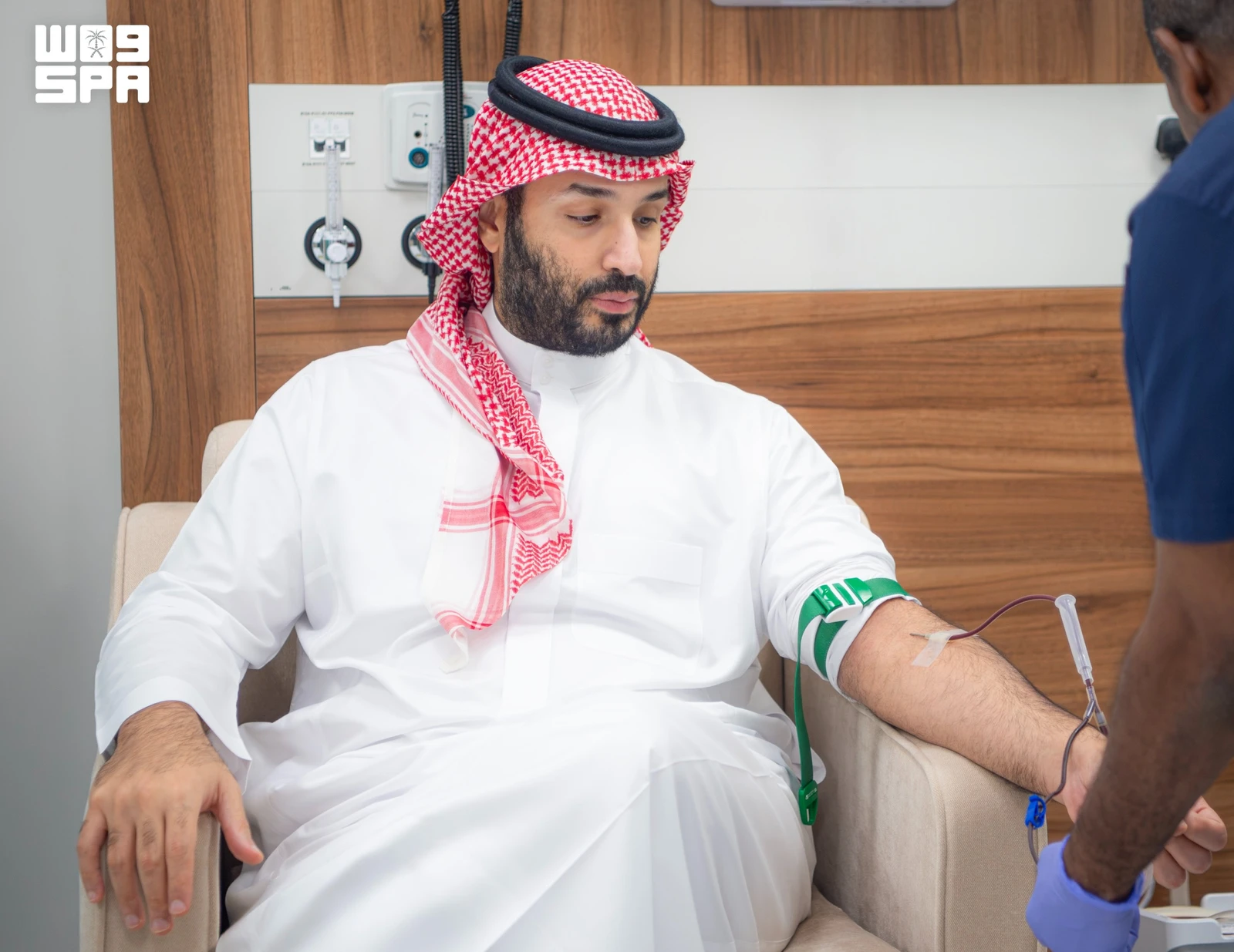 Crown Prince Mohammed bin Salman donated blood on Tuesday to launch the annual national blood donation campaign, in a move described as a gracious gesture and an extension of Saudi leadership’s humanitarian approach by top Saudi officials. (SPA)