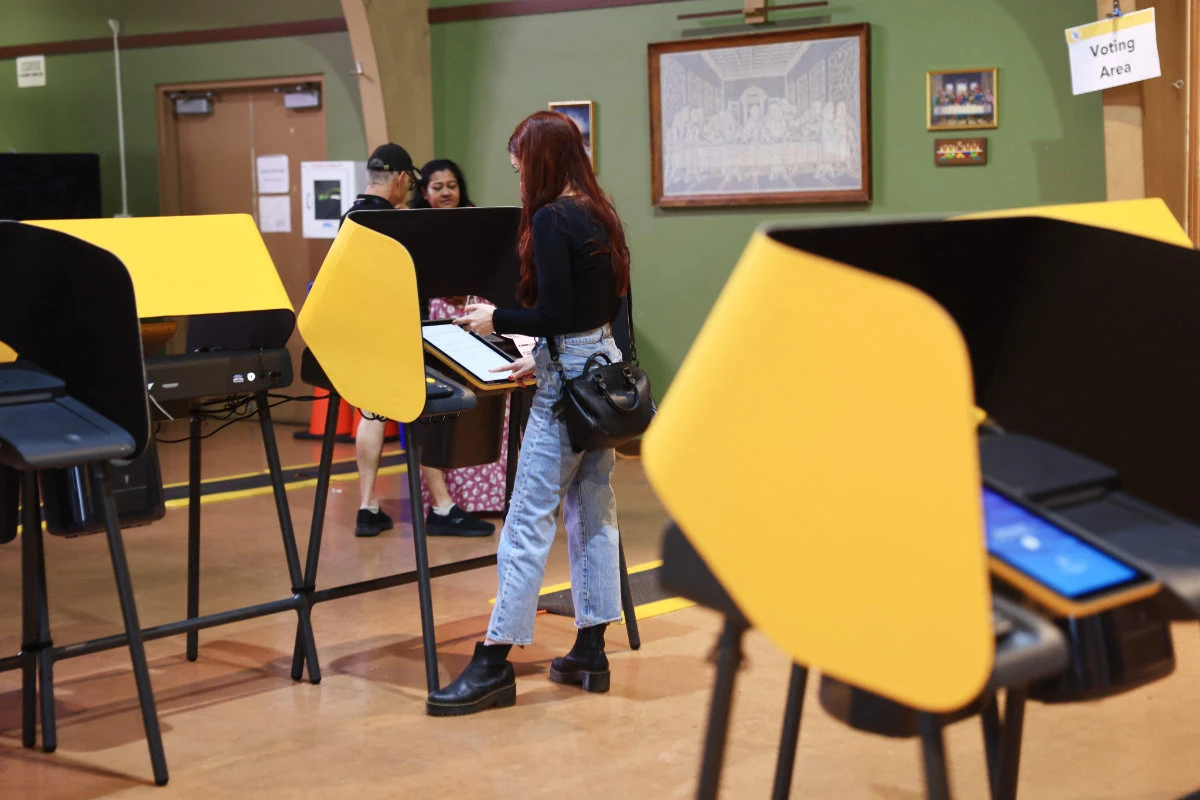 A woman casts her early vote at the Silverlake Community Church in Los Angeles on October 29, 2026. (AFP)