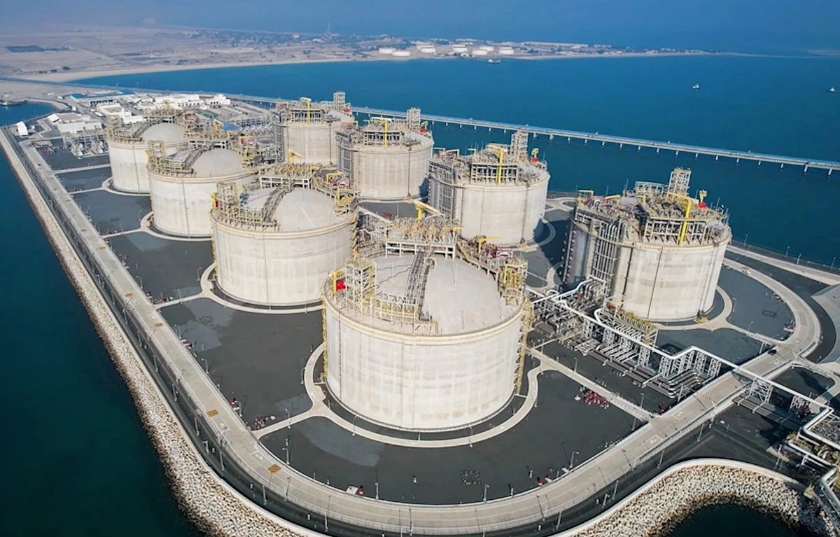 Kuwait Petroleum offering ship-to-ship transfers outside Hormuz to buyers, official says