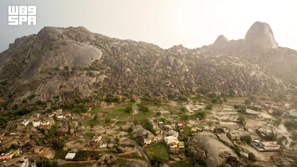Clouds embrace Al-Baha’s Shada Al-Asfal mountain 