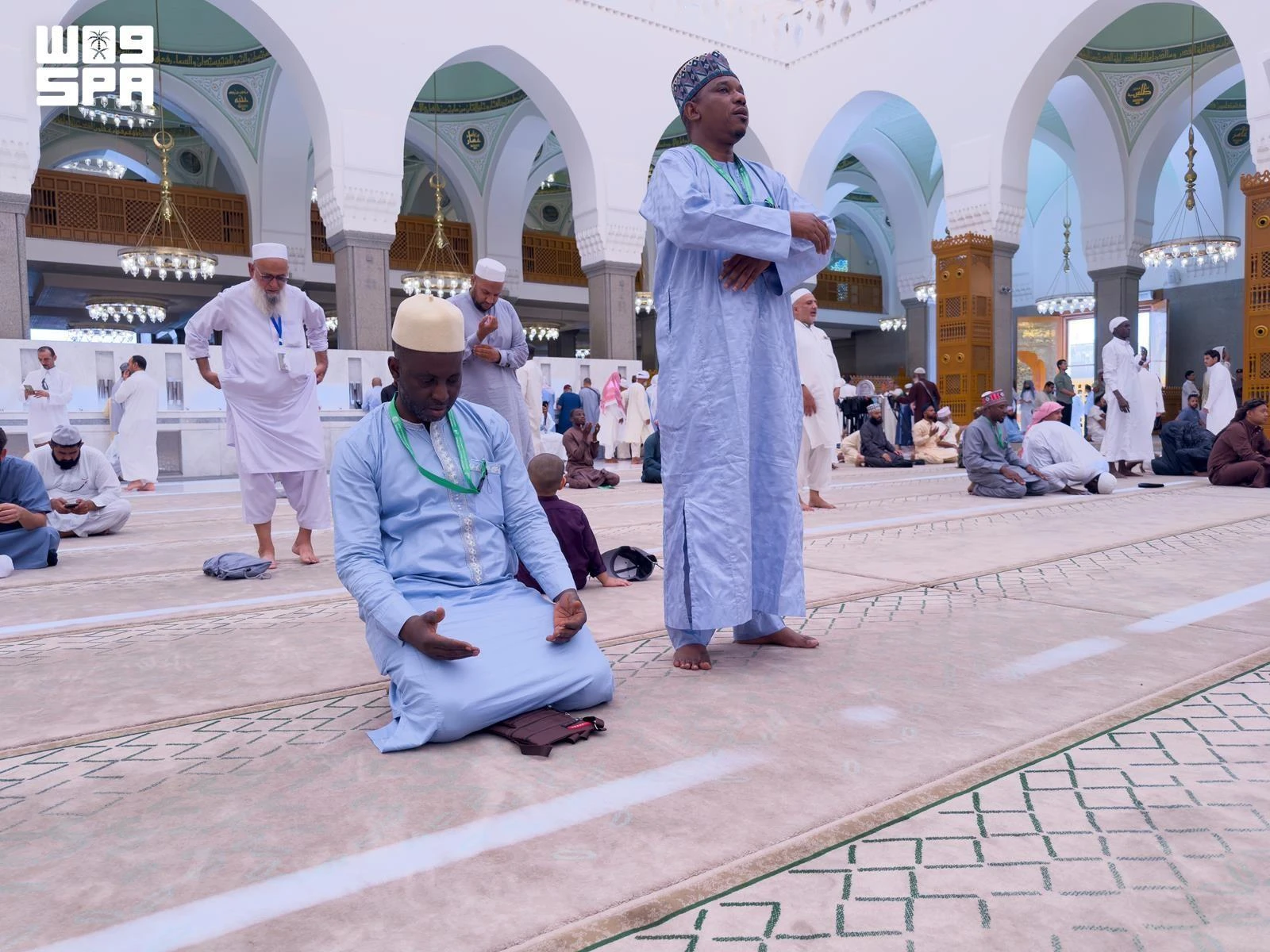 A group of 250 Umrah pilgrims visited the Uhud Martyrs’ Cemetery, Mount Uhud and Quba Mosque as part of a cultural program in Madinah. (SPA)