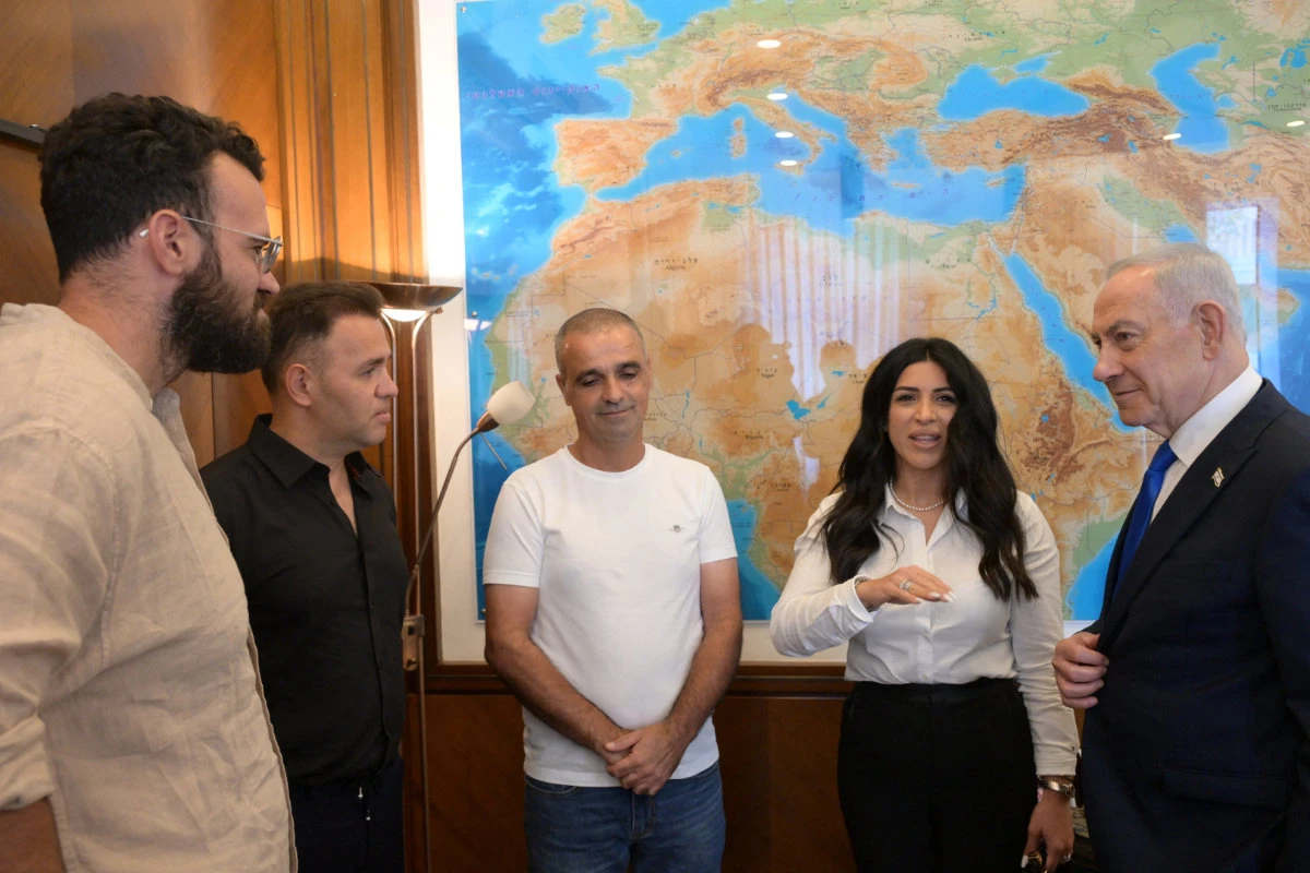 Israeli Prime Minister Benjamin Netanyahu meets with Yaniv Hayoun, Or Fradilov, Dr. Shota Musayev and his wife, Sigalit, who intervened to prevent a disaster on a FlyDubai aircraft bound for Israel from the UAE, which was diverted to Saudi Arabia following an emergency signal, in Jerusalem October 1, 2026. (Government Press Office/Handout via REUTERS)