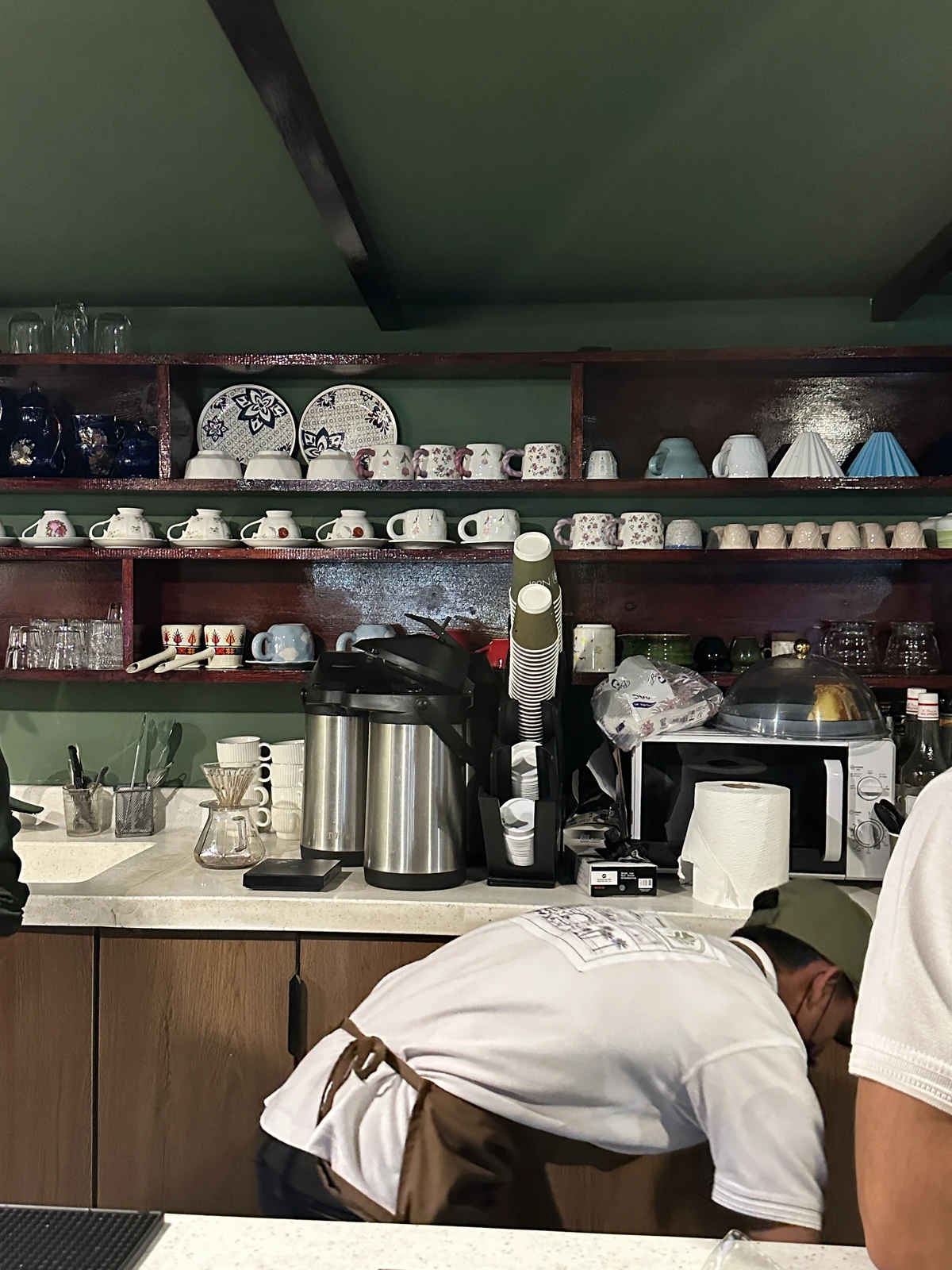 The cafe’s elegant exterior and cozy interior evoke small coffee shops tucked into European alleyways. (AN photo/Nada Hameed)