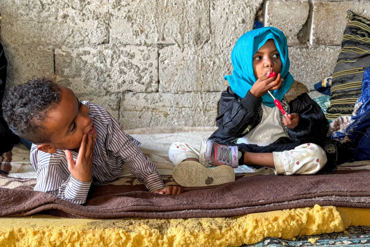 Displaced Yemeni children take shelter in a converted shop in Taiz province, Yemen, on October 8, 2026, amid renewed fighting between government forces and the Houthis. (AFP)