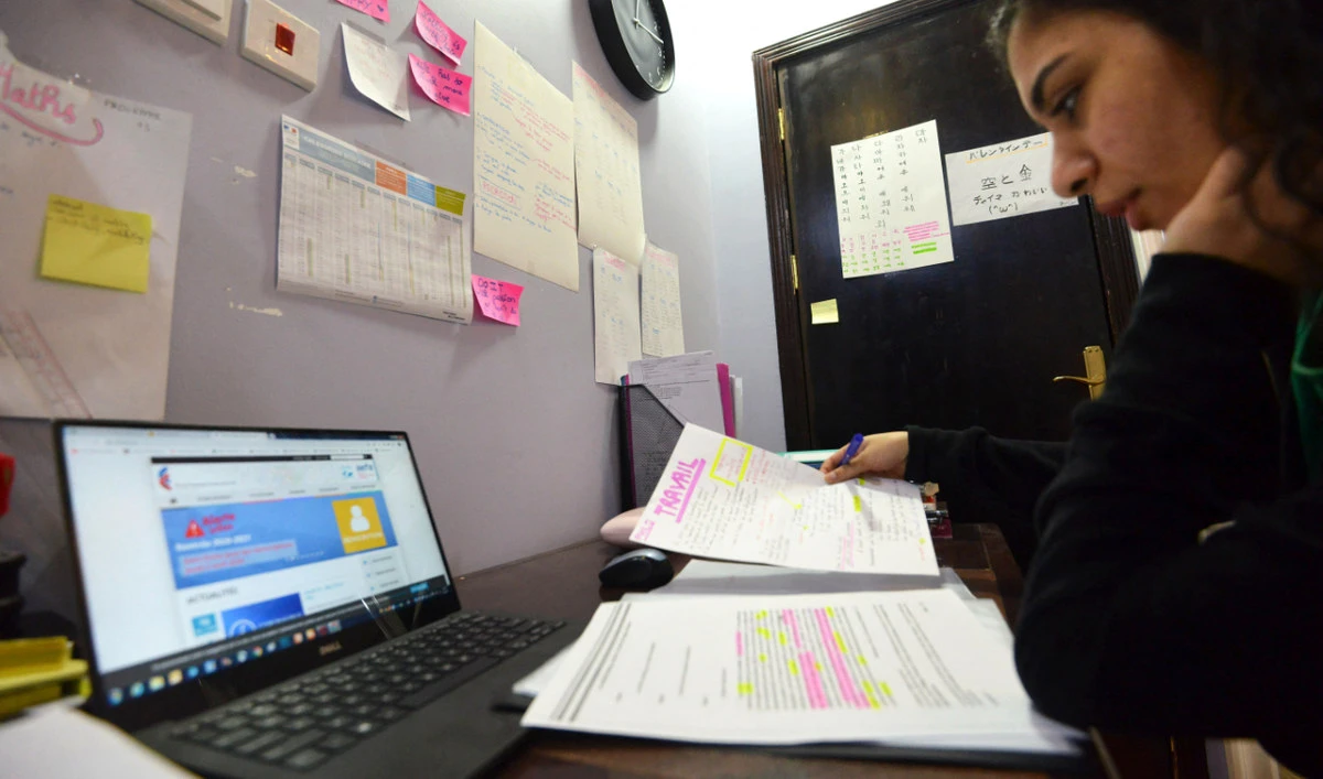 Online classes provide some advantages, such as saving travel time and easily switching between lessons, but students still prefer direct classroom learning for immediate assistance from teachers.