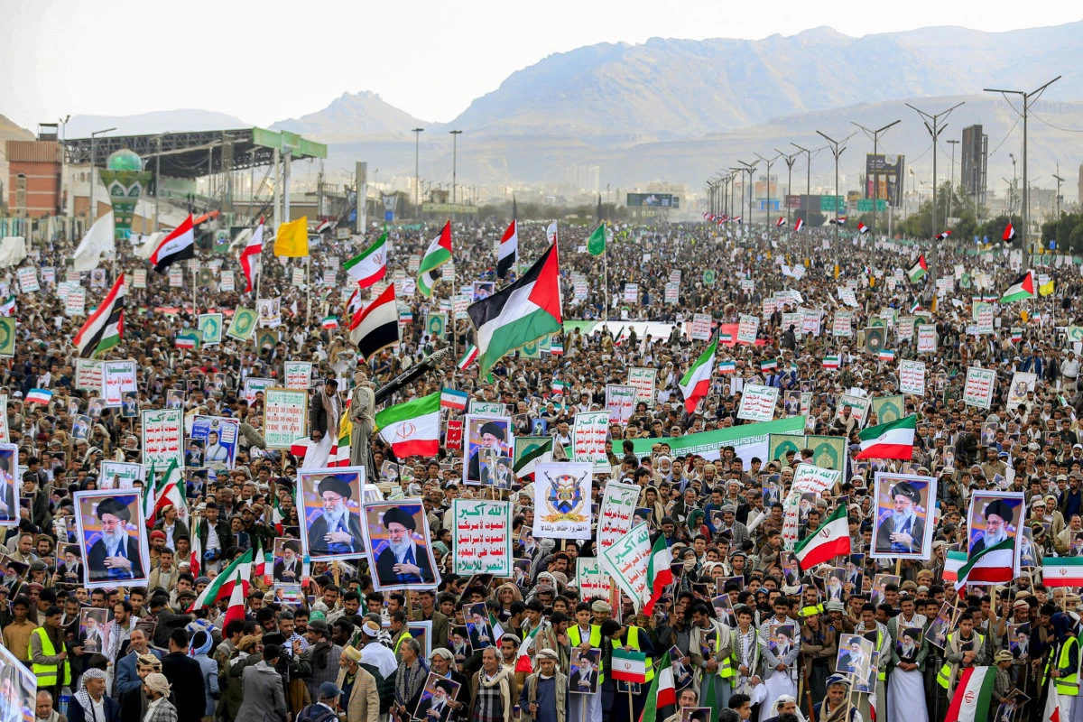 Mourners attend a memorial rally in Sanaa held by supporters of Yemen's Houthis on March 1, 2026, a day after Iran's supreme leader was assassinated during a US and Israeli strikes on Tehran. (AFP File)