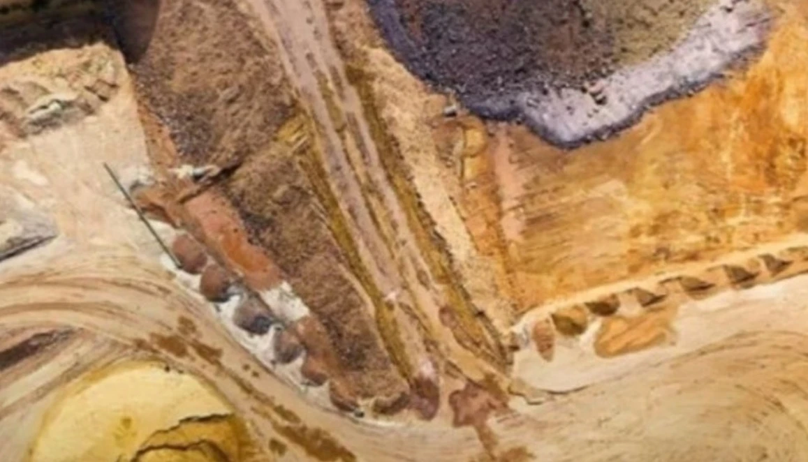 A gold mine collapse in a remote area in Sudan has killed at least 67 people, a medical group and survivors said Wednesday, the latest tragedy in a nation mired in a devastating war. (X/@clarincom)
